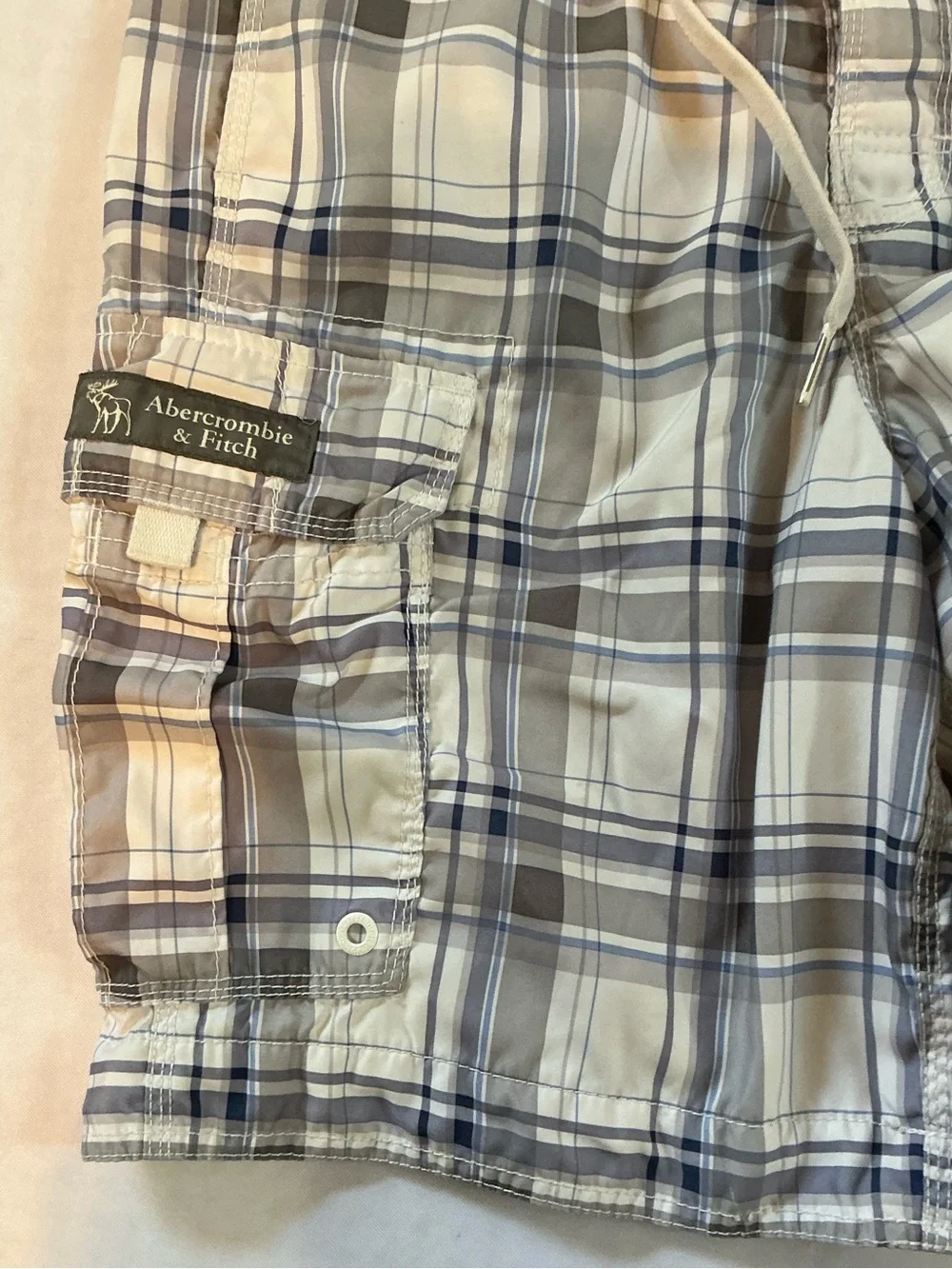 Abercrombie & Fitch Men’s Gray, White & Blue Plaid Cargo Swim Shorts Size Medium